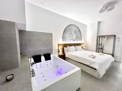 a bedroom with a tub and a bed at Valencia Getaway - Jacuzzi, Space & Comfort in Valencia