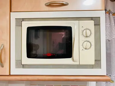 a microwave oven sitting on top of a cabinet at Batflats-Palmeres Playa in Sueca