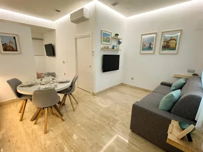 a living room with a couch and a table at Apartamento céntrico cerca de Torres de Serrano y Viveros in Valencia