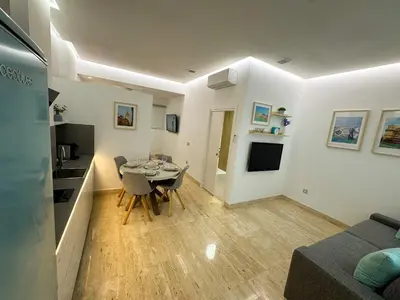 a living room with a table and a dining room at Apartamento céntrico cerca de Torres de Serrano y Viveros in Valencia