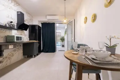 a kitchen and dining room with a table in a room at AG7 Loft Valencia Espaciosos estudios con terraza cercanos al metro Zona Ayora in Valencia