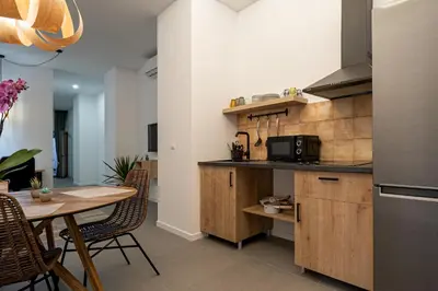 a small kitchen with a table and a microwave at ESC - Loft Valencia Cómodos y espaciosos estudios cercanos a estación Joaquín Sorolla in Valencia