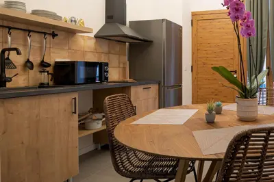 a kitchen with a table with chairs and a microwave at ESC - Loft Valencia Cómodos y espaciosos estudios cercanos a estación Joaquín Sorolla in Valencia