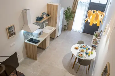a small kitchen with a table and a small table with a plate at RM1 - Loft Valencia cómodos estudios dúplex cerca a la Avenida del Puerto in Valencia