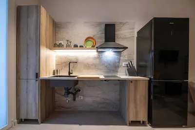 a kitchen with a sink and a refrigerator at PM - Loft Valencia Espaciosos estudios con terraza cerca a las Artes y las Ciencias in Valencia