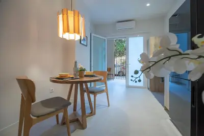 a kitchen and dining room with a table and chairs at PM - Loft Valencia Espaciosos estudios con terraza cerca a las Artes y las Ciencias in Valencia