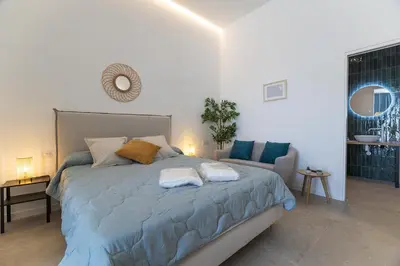 a bedroom with a bed with two towels on it at UY - Loft Valencia Acogedores y modernos estudios cerca de la estación Joaquín Sorolla in Valencia