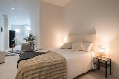 a bedroom with a large bed with white sheets and pillows at LO - Loft Valencia - Modernos y acogedores estudios cerca a las Artes y las Ciencias in Valencia
