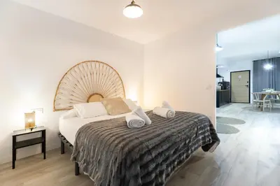 a bedroom with a large bed with a wooden headboard at LN4 - Loft Valencia Espacioso y acogedor estudio cerca del metro zona Ayora in Valencia