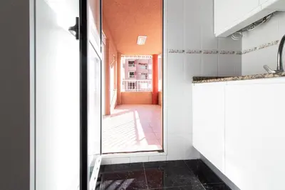 a kitchen with a door leading to a hallway at Global Vacacional, Acogedor apartamento en Canet de Berenguer in Canet de Berenguer