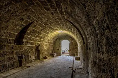 an archway in a brick building with a tunnel at La Casa de la Cascada in Anna