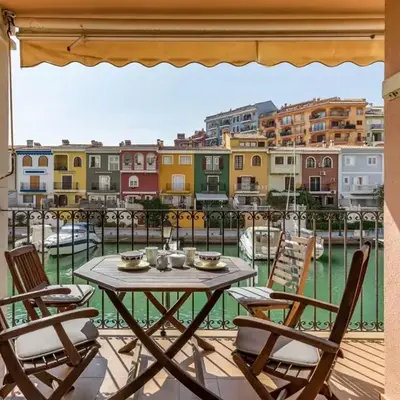 Charming apt by the beach with stunning harbor views