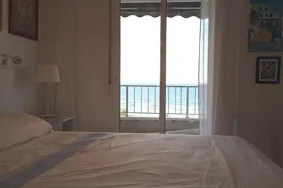 a bedroom with a bed with a view of the ocean at Cisne! Vistas al mar, piscina y garaje in Cullera