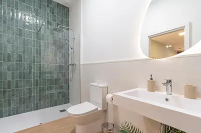 a bathroom with a toilet and a sink and a mirror at Paradise Suite - Cómodo y acogedor - Conectado con Aeropuerto, Playa y Centro in Valencia