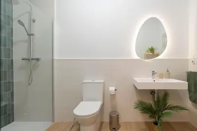 a bathroom with a toilet and a sink and a shower at Paradise Suite - Cómodo y acogedor - Conectado con Aeropuerto, Playa y Centro in Valencia