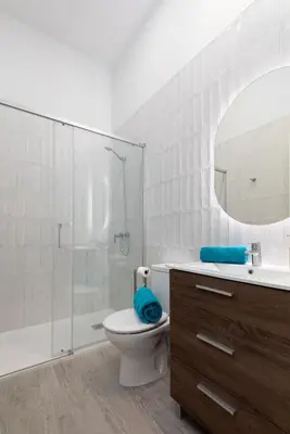 a bathroom with a toilet and a shower and a sink at Apartamento 2º nuevo 400 mt al mar in Valencia