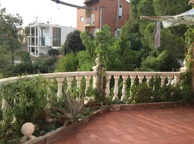 a garden with a white fence and some plants at Valencia, villa, piscina privada, junto A-7 cerca de playas, aeropuerto, Cheste in Torrent
