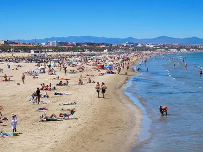 a crowded beach with a lot of people on it at Cabanal Beach House - 10 min to ocean , FastWifi , SmartTV, AC in Valencia