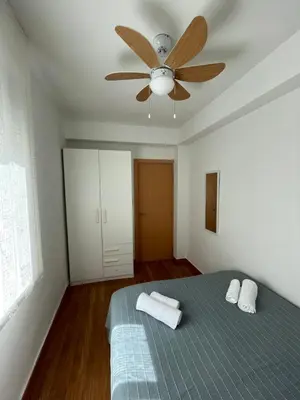 a bedroom with a ceiling fan and a bed at Valencia Apartamento Sol de Naranja in Sueca