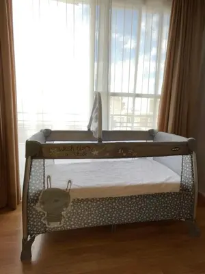 a bunk bed in a room with a window at Valencia Apartamento Sol de Naranja in Sueca