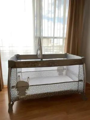 a crib in a room with a window at Valencia Apartamento Sol de Naranja in Sueca