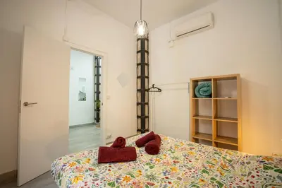 a bedroom with a bed with red towels on it at Luminoso Apartamento Familiar y Patio Privado in Valencia