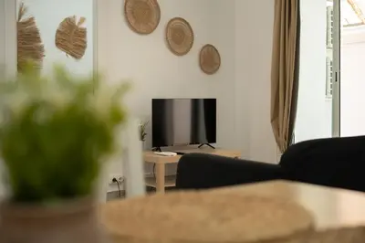 a living room with a couch and a tv at Luminoso Apartamento Familiar y Patio Privado in Valencia
