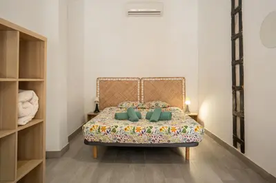 a bedroom with a bed with green pillows on it at Luminoso Apartamento Familiar y Patio Privado in Valencia