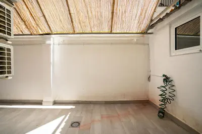 an empty room with a wooden floor and a ceiling at Luminoso Apartamento Familiar y Patio Privado in Valencia