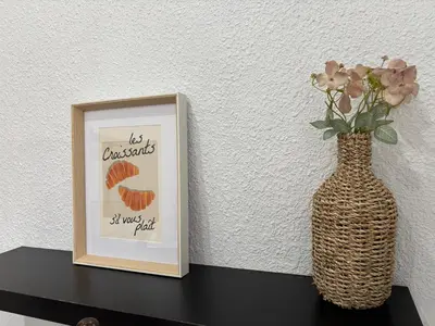 a picture and a vase on a table with a picture at Casa Lúmina Laura-Valencia in Valencia