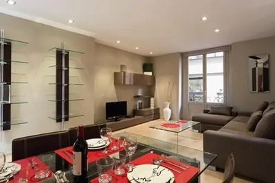 a living room with a table with wine glasses on it at Apartamento Plaza Reina in Valencia