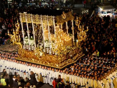 a group of people standing in front of a large gold float at Estudio Loft área Ruzafa in Valencia
