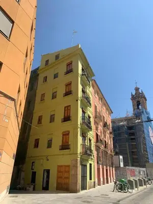 a yellow building on the side of a street at Piso 4 - Apartamento Mercado Central in Valencia