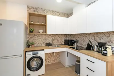 a kitchen with a washer and a washing machine at GuestReady - Cozy flat in Valencia in Valencia