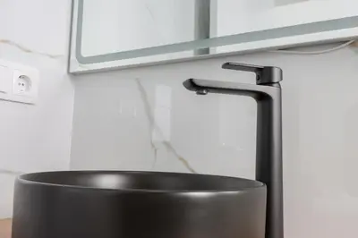 a black bucket in a kitchen under a microwave at La plata 59 in Valencia