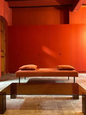 a bed in a room with red walls at Apartamento de diseño a 500 metros de la playa in Valencia