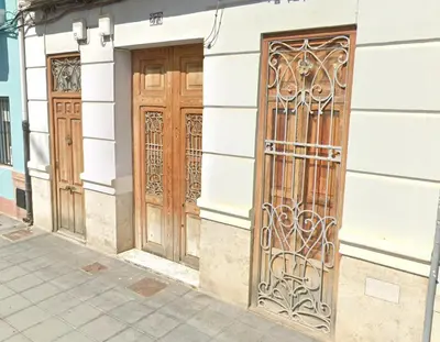 a pair of wooden doors on the side of a building at Apartamento de diseño a 500 metros de la playa in Valencia