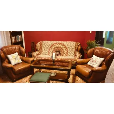 a living room with brown leather chairs and a couch at El Almazán in Buñol