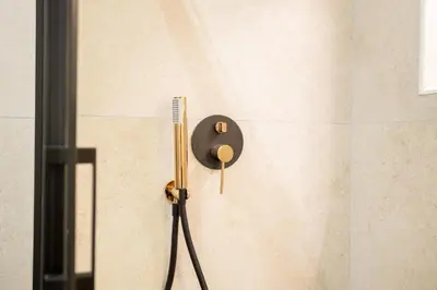a wall clock on the side of a wall at Valencia Central Flats - Exclusiva, junto al Roig Arena in Valencia