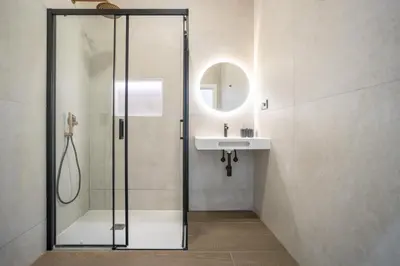 a bathroom with a shower and a sink at Valencia Central Flats-Elegante, junto al Roig Arena in Valencia
