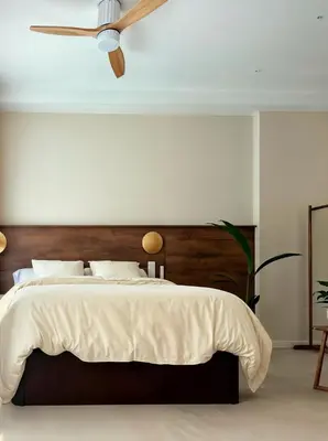 a bedroom with a bed with a ceiling fan at Pivote Flats-Playa A in Valencia