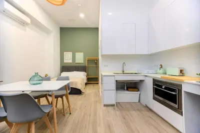 a kitchen and dining room with a table and chairs at Parque de Cabecera & Bioparc Apartment in Valencia