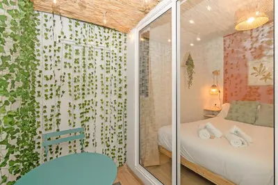 a bedroom with a sliding glass door with a bed at Exclusivo apartamento a 5 minutos de la playa in Valencia