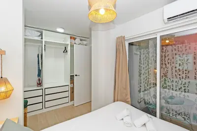 a bedroom with a bed and a walk in closet at Exclusivo apartamento a 5 minutos de la playa in Valencia