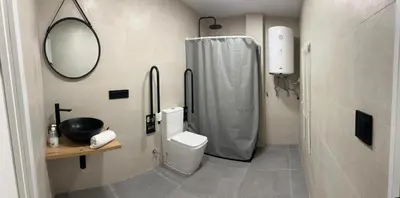 a bathroom with a toilet and a shower and a mirror at Alojamiento,Hospedaje centrico en valencia in Valencia