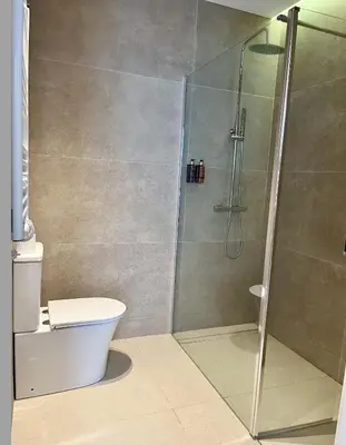a bathroom with a shower and a toilet at Osito Hub - Florista in Valencia