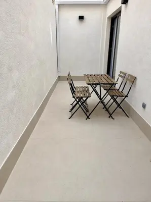 two chairs and a table in an empty room at Osito Hub - Florista in Valencia