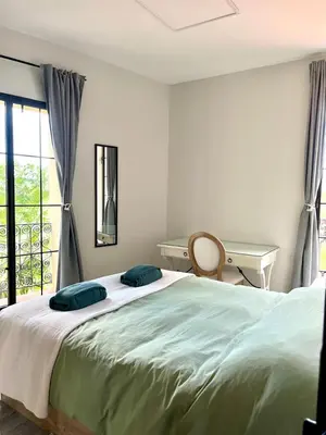 a bedroom with a bed with a desk and a window at Elegante apartamento boutique a 5 min del metro in Bétera