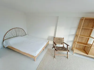 a small bedroom with a bed and a chair at LOFT ROYAL - apartamento 