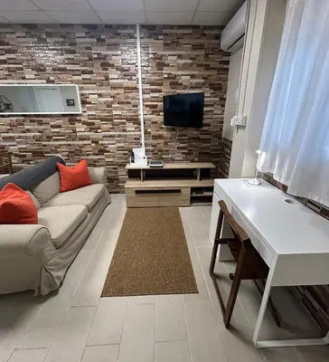 a living room with a couch and a tv at Mi refugio en la playa in Moncófar